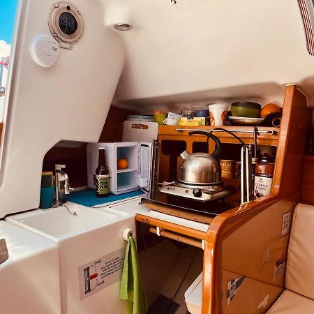 Отель Surfbird Cozy Sailboat Escape Лиссабон Экстерьер фото
