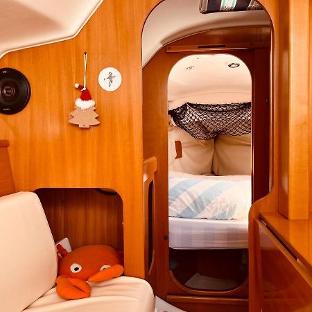 Отель Surfbird Cozy Sailboat Escape Лиссабон Экстерьер фото