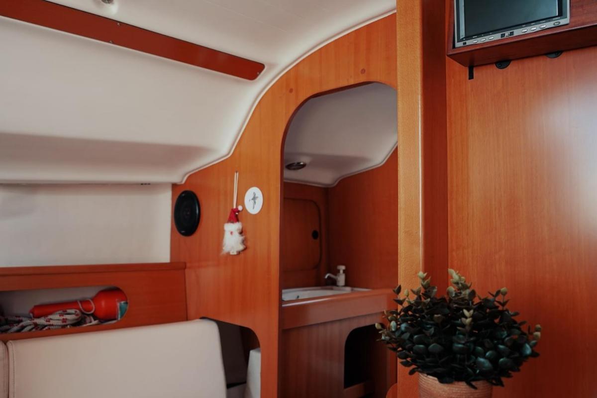 Отель Surfbird Cozy Sailboat Escape Лиссабон Экстерьер фото