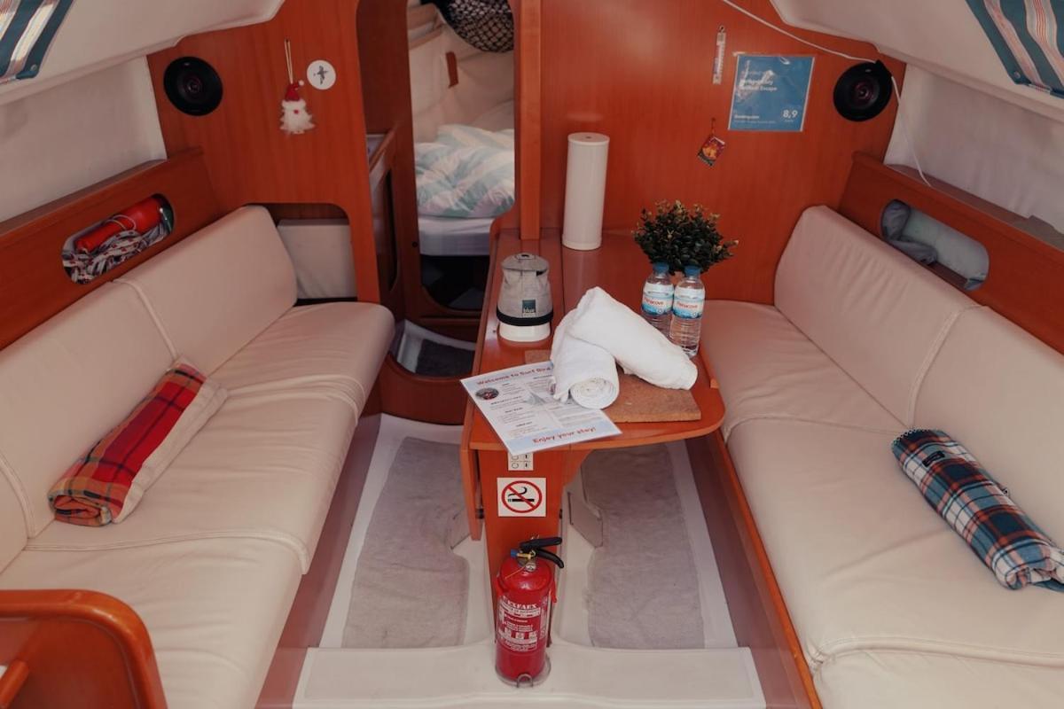 Отель Surfbird Cozy Sailboat Escape Лиссабон Экстерьер фото