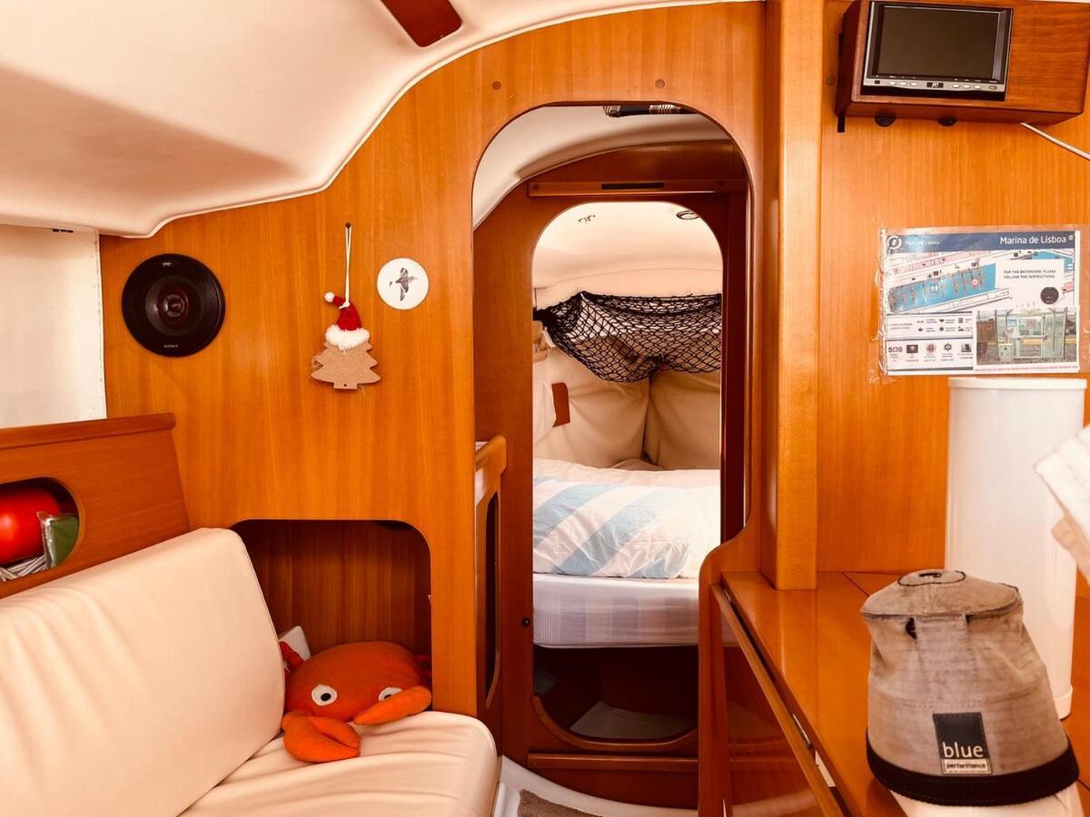 Отель Surfbird Cozy Sailboat Escape Лиссабон Экстерьер фото